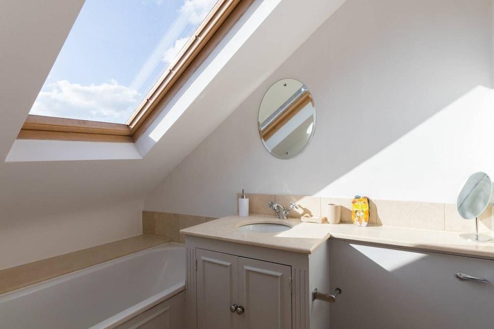 Fabulous 4 Bed House With Garden in Fulham - Tap to explore photos