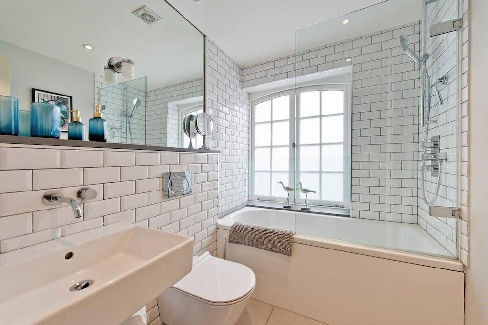 Modern 2-bedroom Apartment, Notting Hill - Tap to explore photos