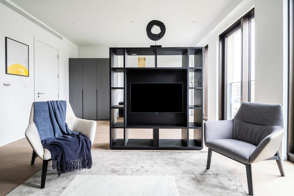 Stylish Studio Apartment With River Views in Londons Bustling Docklands - Tap to explore photos