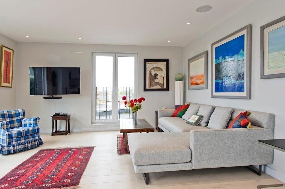 Fabulous 2-bed Penthouse, Wimbledon - Tap to explore photos