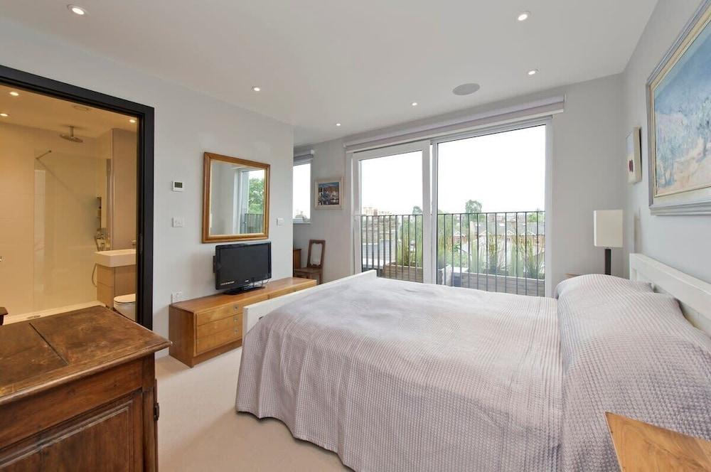 Fabulous 2-bed Penthouse, Wimbledon - Tap to explore photos