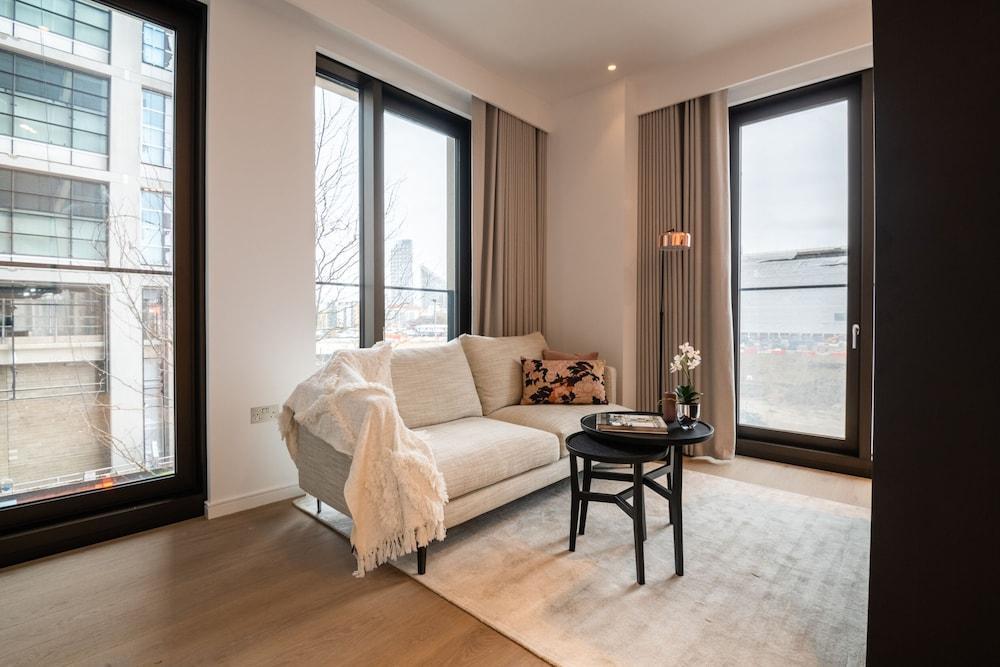 Sensational Studio Apartment in Londons Vibrant Canary Wharf - Tap to explore photos