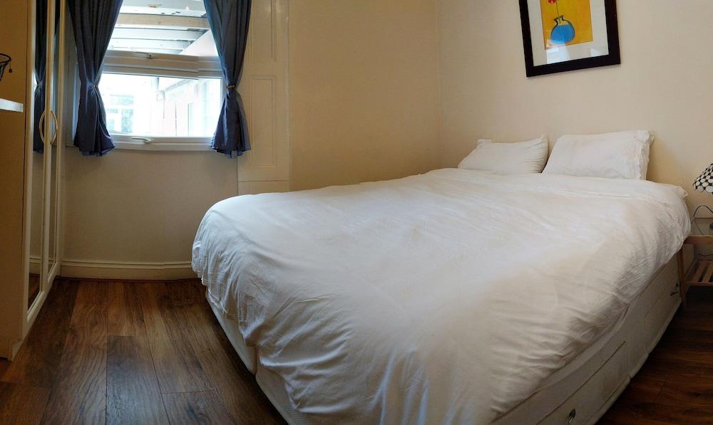 Highbury House Apartment - Tap to explore photos