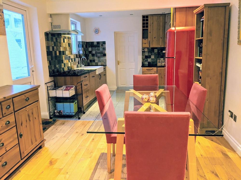 Highbury House Apartment - Tap to explore photos