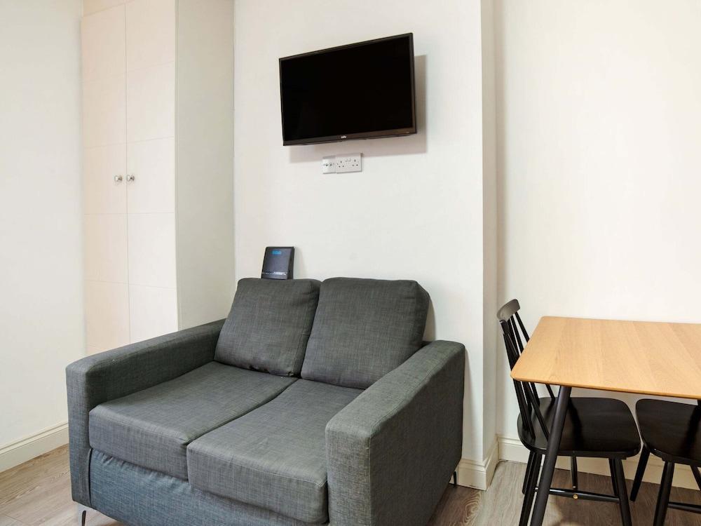Modern Studio in London Near Wimbledon Park - Tap to explore photos