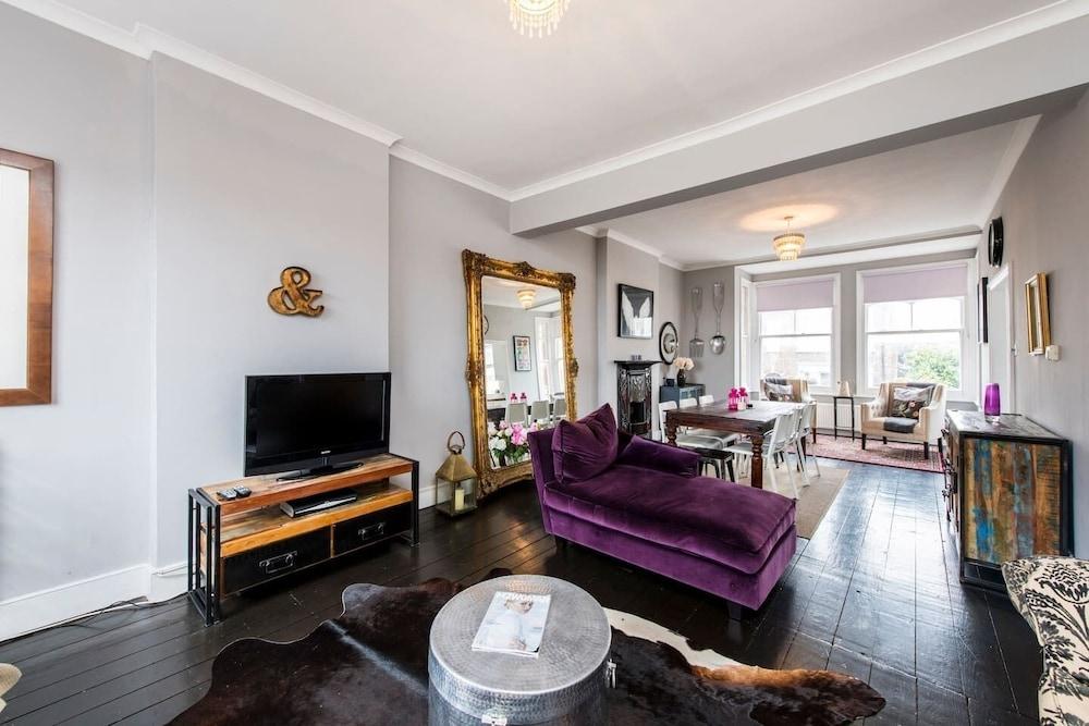 Bright, Stylish 3bed Flat in West Hampstead - Tap to explore photos
