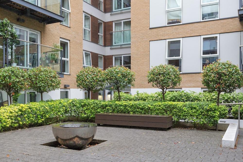 Sophisticated 2 Bed Flat with Balcony in Acton - Tap to explore photos