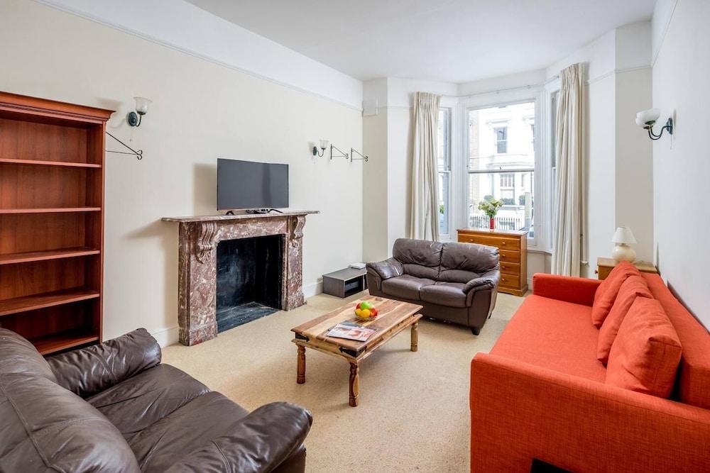 JOIVY Charming 1 Bed Flat, Sleeps 4 - Tap to explore photos