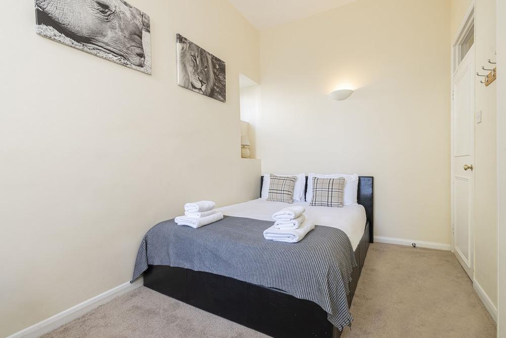 JOIVY Charming 1 Bed Flat, Sleeps 4 - Tap to explore photos