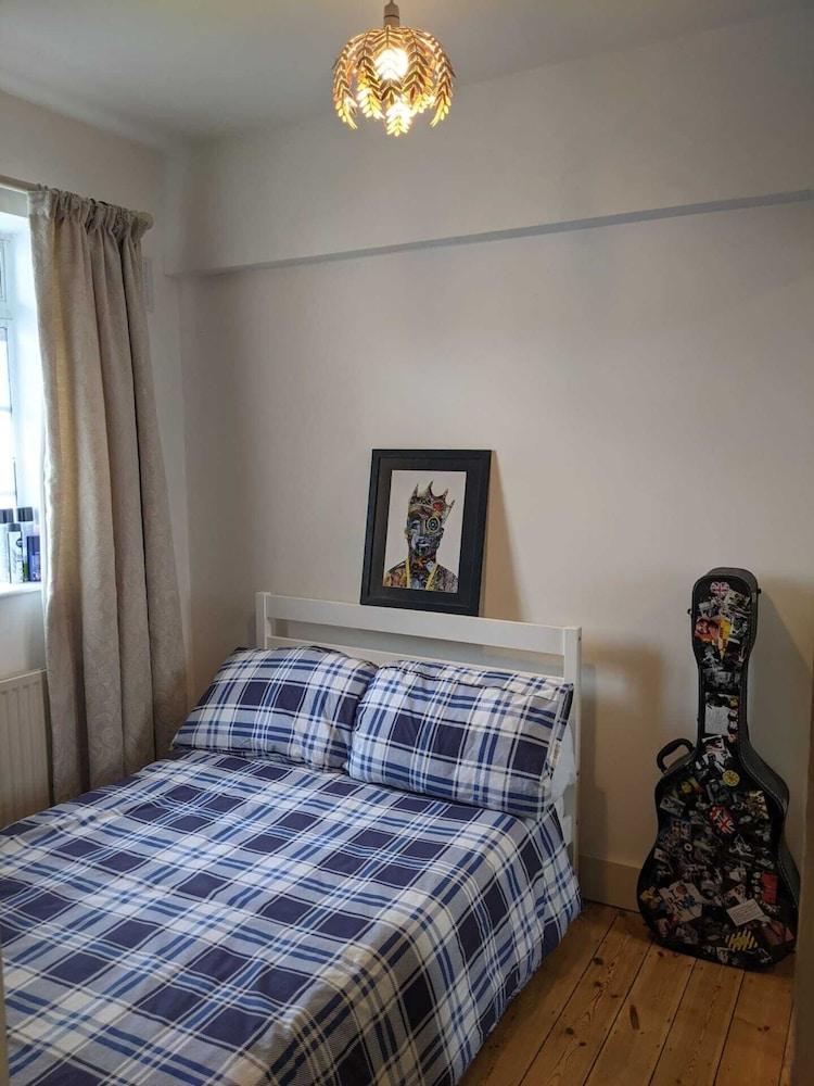 Beautifully Decorated Contemporary 2 Bedroom Flat - Tap to explore photos