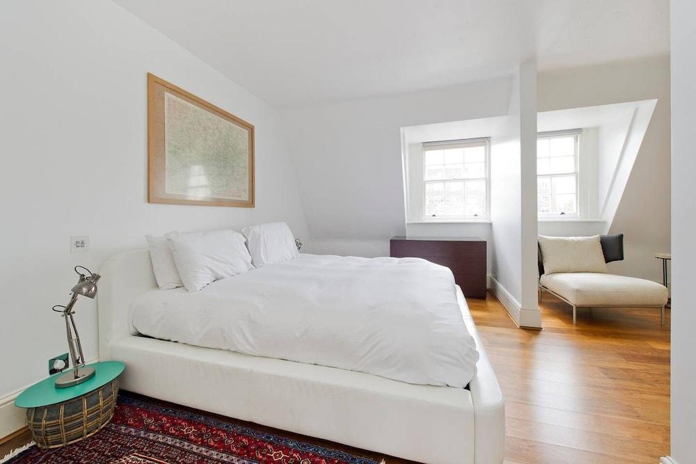 Beautiful 2 Bed W Roof Terrace in Holland Park - Tap to explore photos