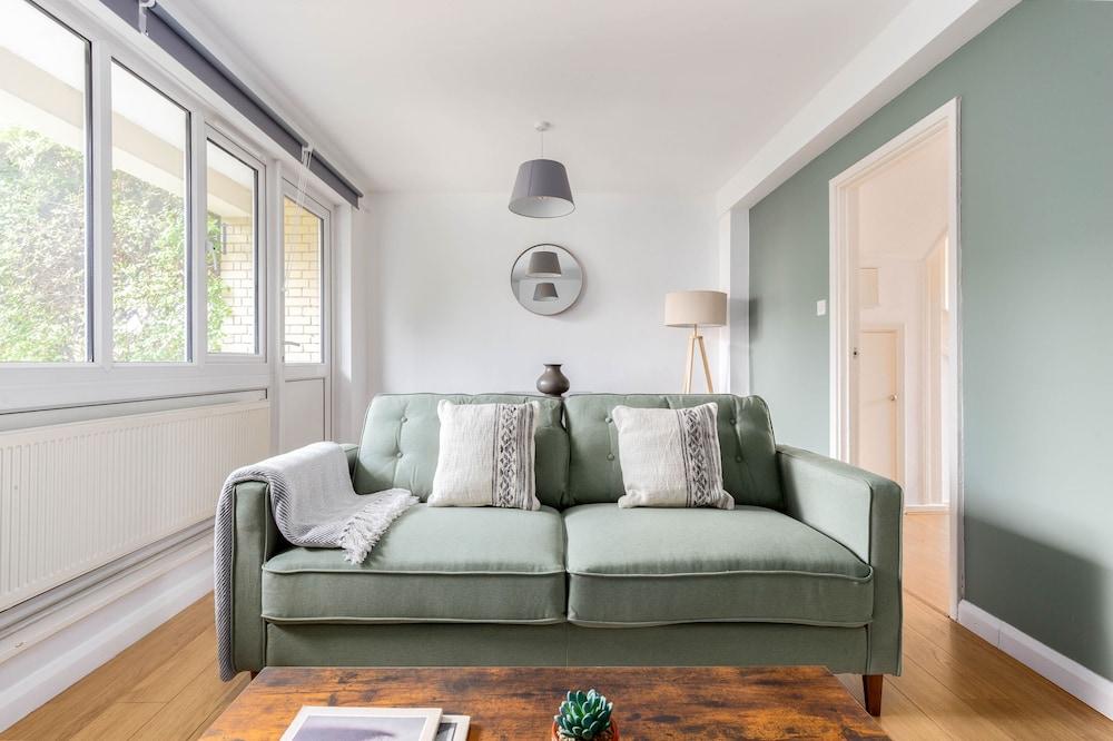 Bright and Beautiful London Apartments - Tap to explore photos