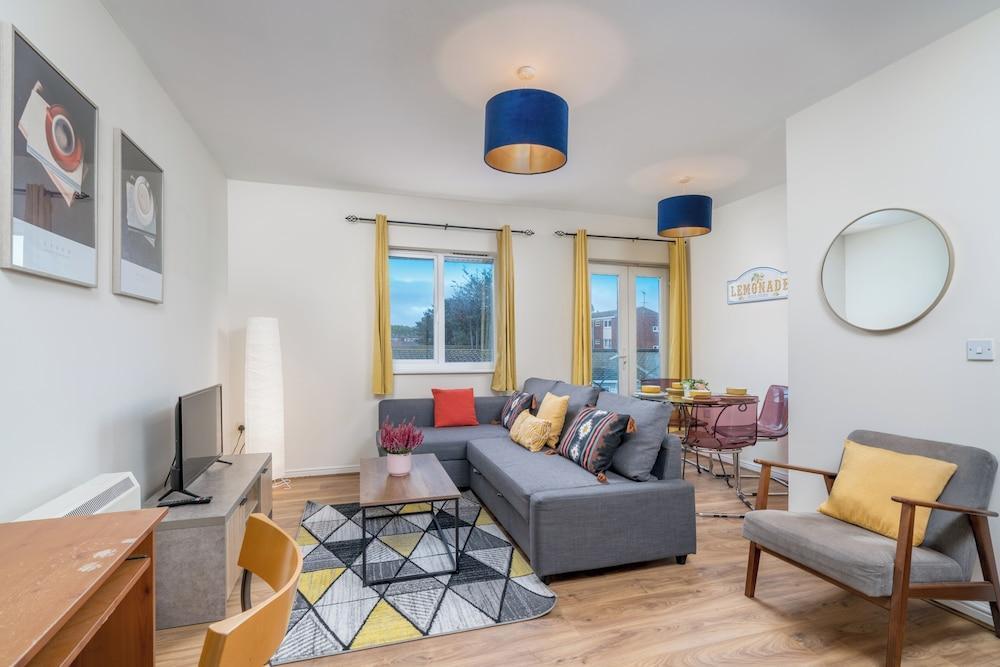 Cozy 2 bed Room Flat, Walking Distance From Excel - Tap to explore photos