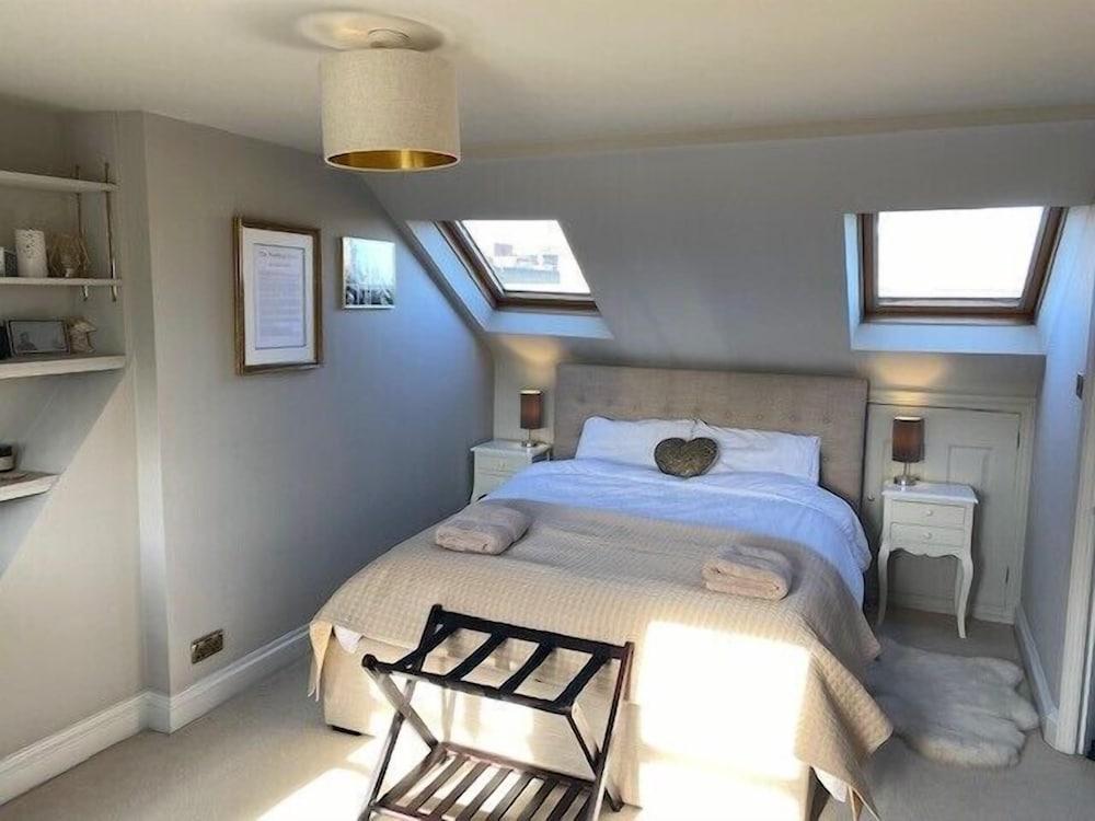 Family 4-bed House & Secluded Garden - Wimbledon - Tap to explore photos
