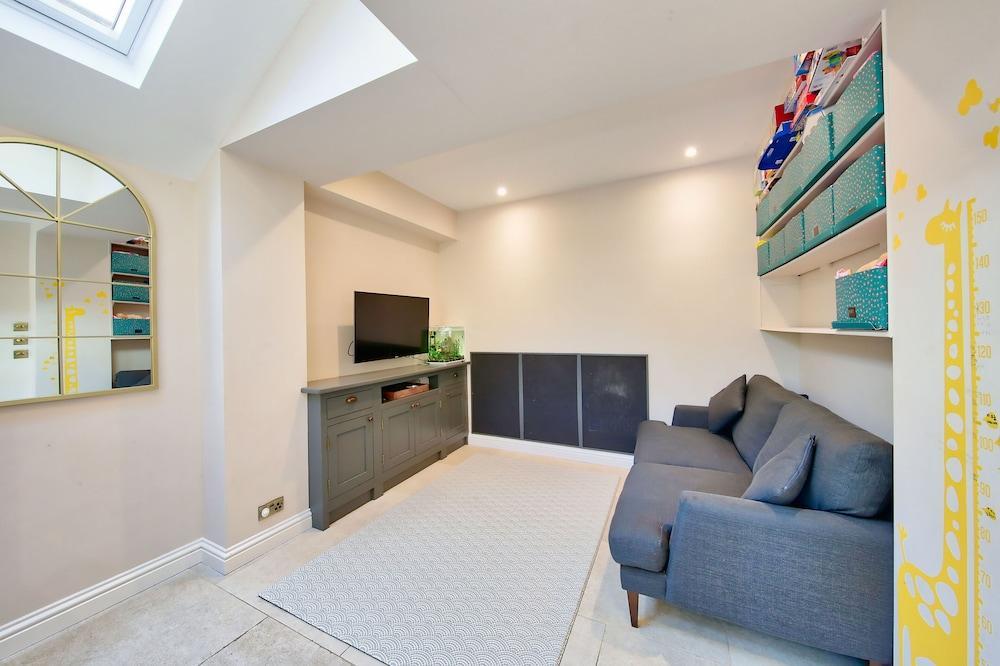 Family 4-bed House & Secluded Garden - Wimbledon - Tap to explore photos