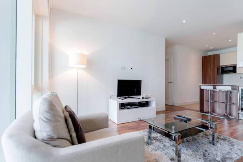 Battersea Reach Luxury Apartments - Tap to explore photos