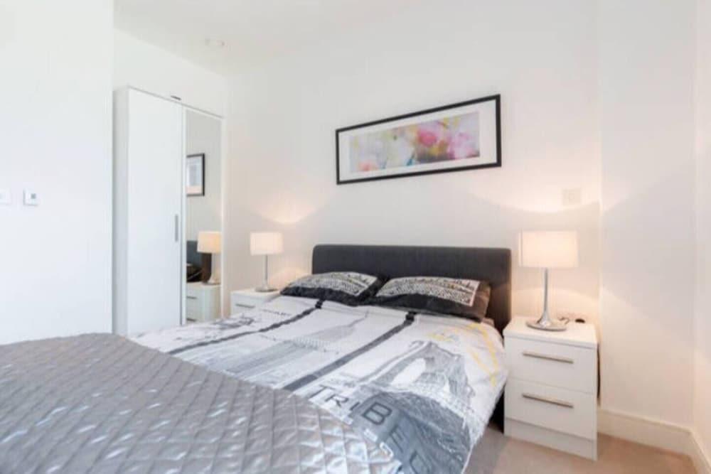 Battersea Reach Luxury Apartments - Tap to explore photos