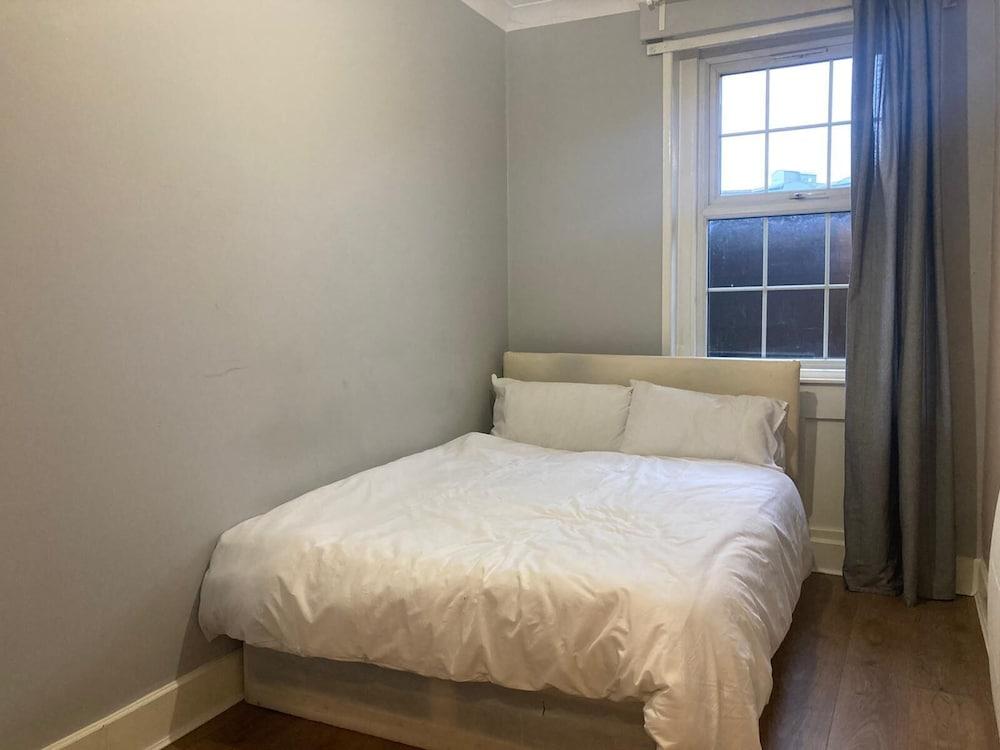 Three Bed Two Bath Apartment in London - Tap to explore photos