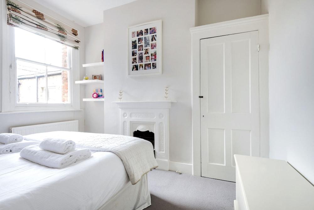 Spectacular Shepherds Bush Home Close to Westfield - Tap to explore photos