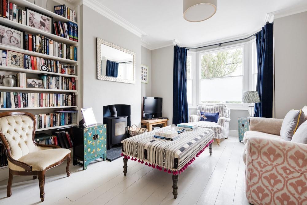 Spectacular Shepherds Bush Home Close to Westfield - Tap to explore photos