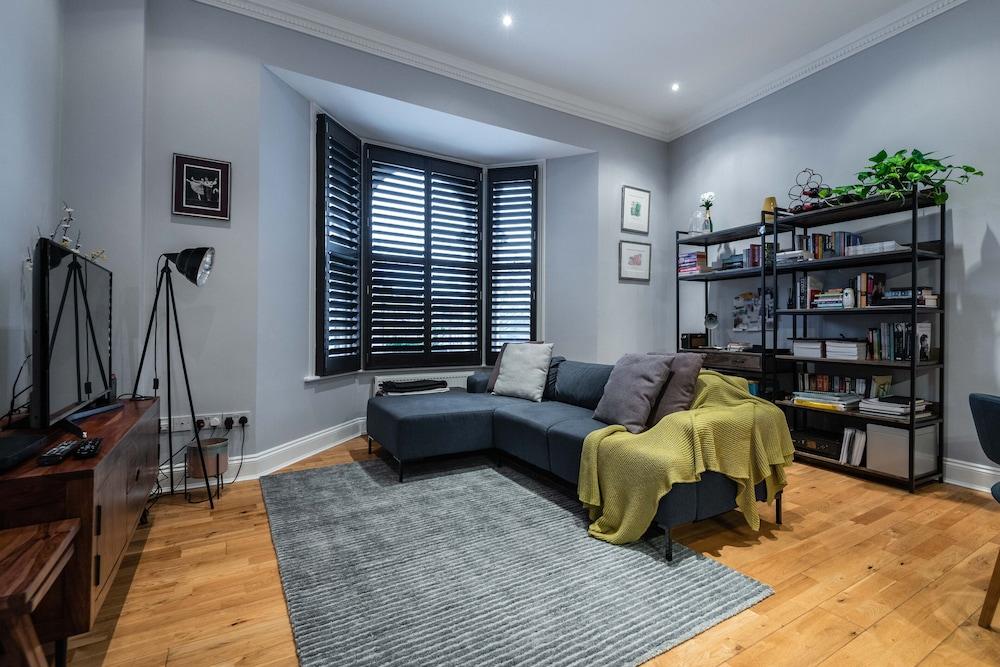 Spacious Clapham Home Near Brixton - Tap to explore photos
