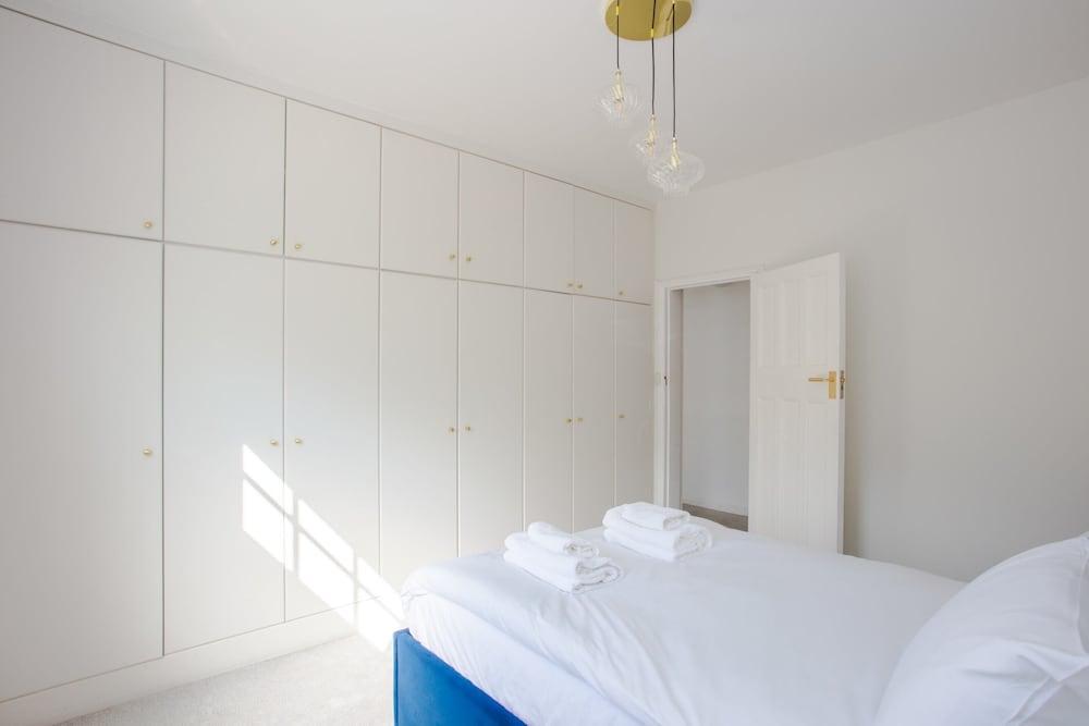 Modern & Spacious 2 Bedroom Flat Near Clapham Common - Tap to explore photos
