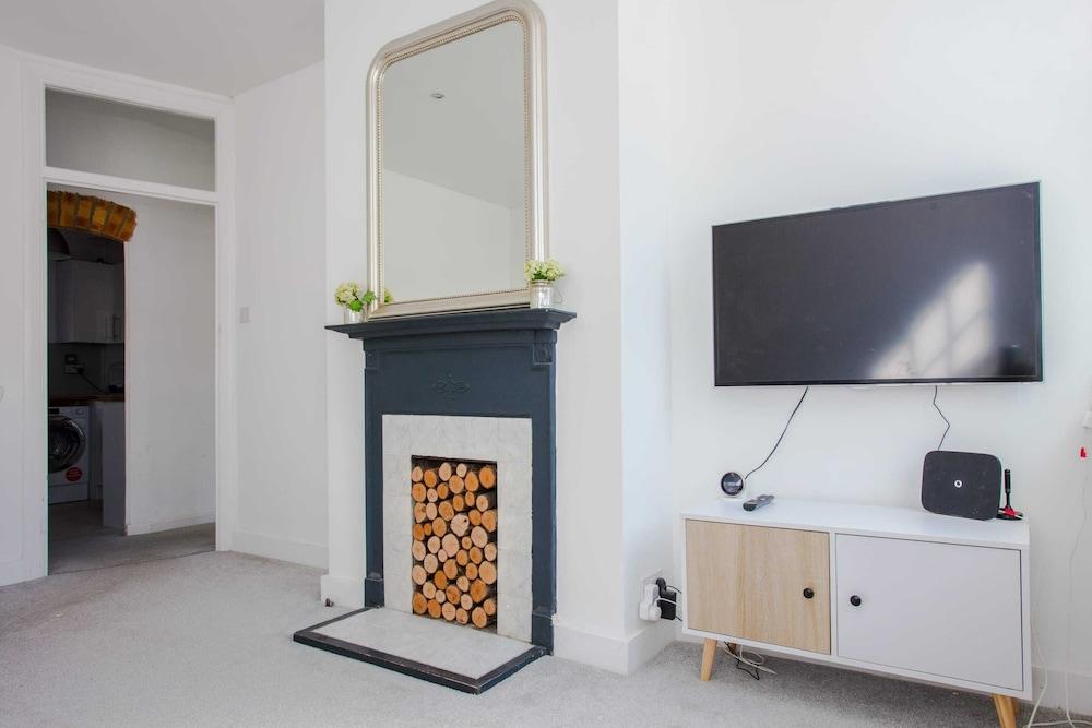 Modern & Spacious 2 Bedroom Flat Near Clapham Common - Tap to explore photos