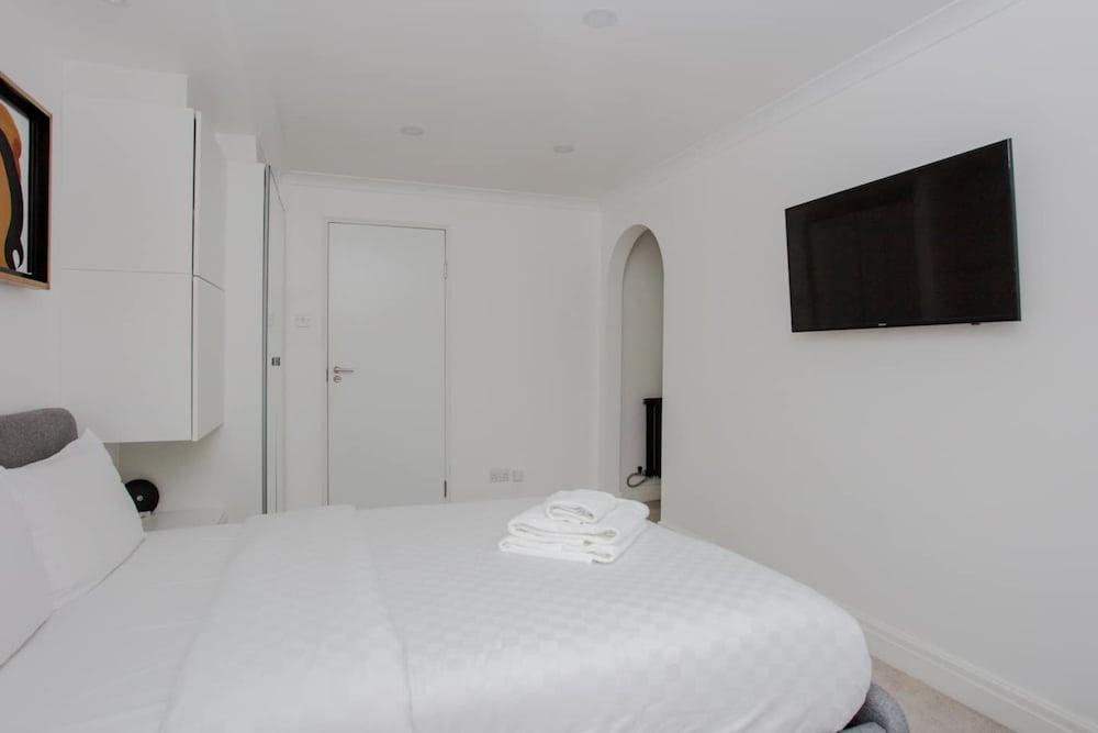Homely 2 Bedroom Apartment in Maida Vale - Tap to explore photos