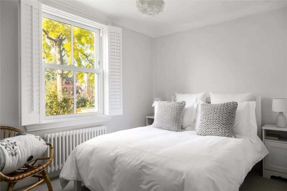 Large and Modern 3 Bedroom Family Home in Earlsfield - Tap to explore photos