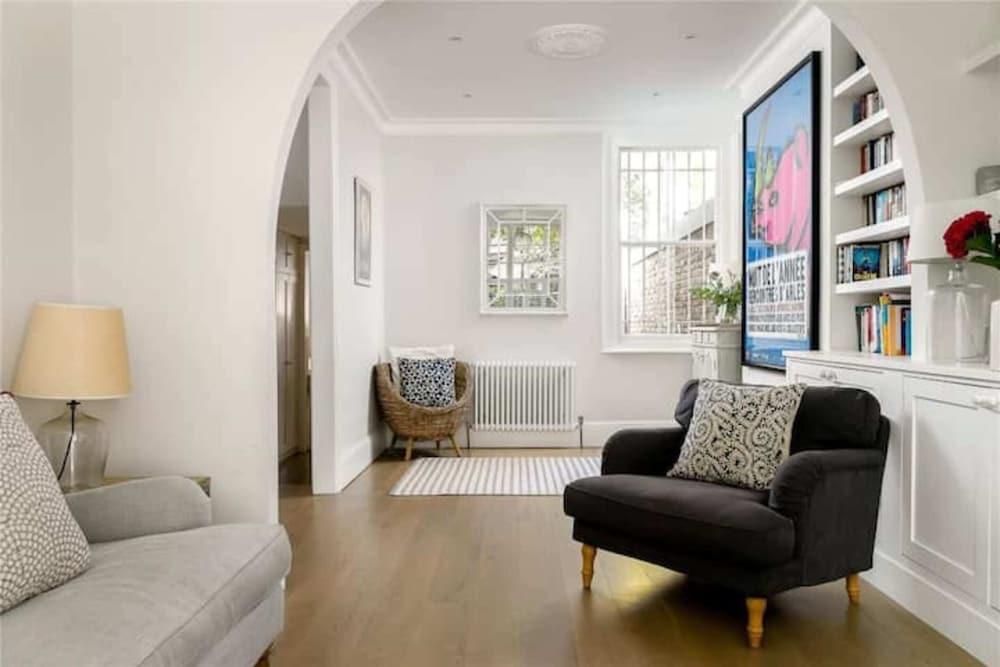 Large and Modern 3 Bedroom Family Home in Earlsfield - Tap to explore photos