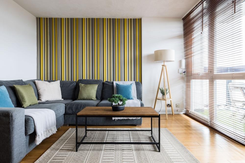 Stunning 2 Bed Flat near Tower Bridge - Tap to explore photos