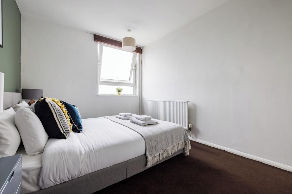 Stunning 2 Bed Flat near Tower Bridge - Tap to explore photos
