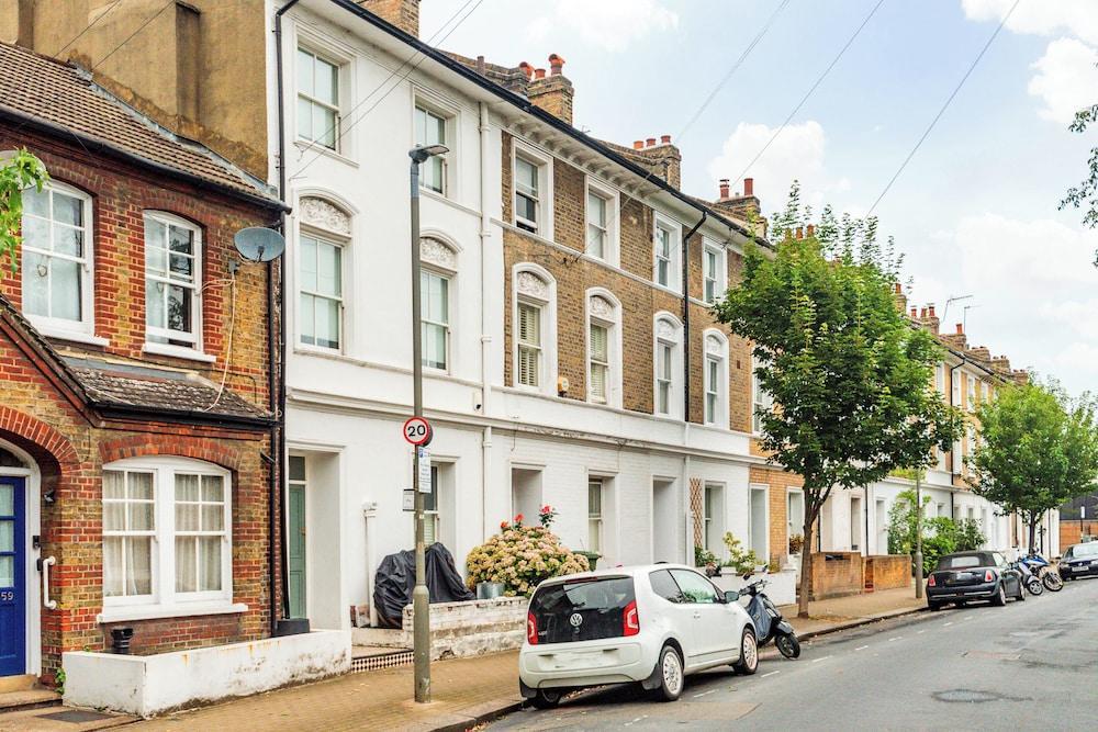 Traditional London Townhouse Close to Battersea Park by Underthedoormat - Tap to explore photos
