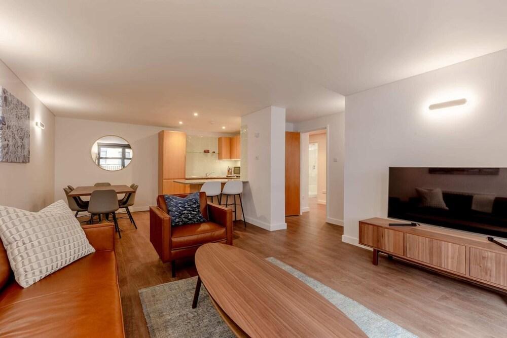 Modern And Spacious 2 Bedroom in Central London - Tap to explore photos