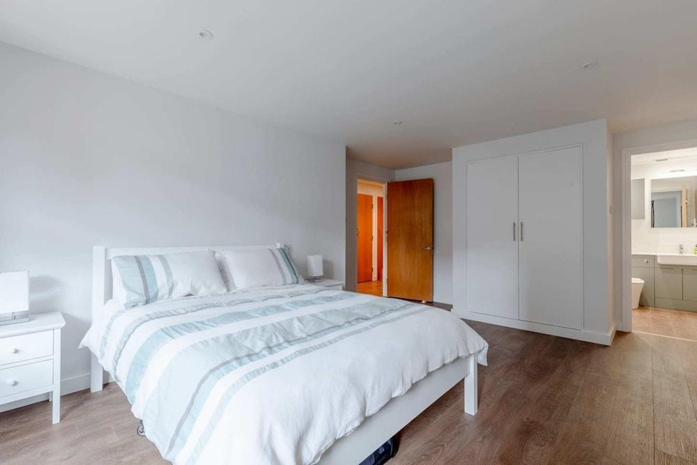 Modern And Spacious 2 Bedroom in Central London - Tap to explore photos