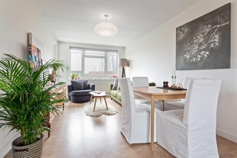 Lovely 2 Bed Apartment w Balcony nr River Thames - Tap to explore photos