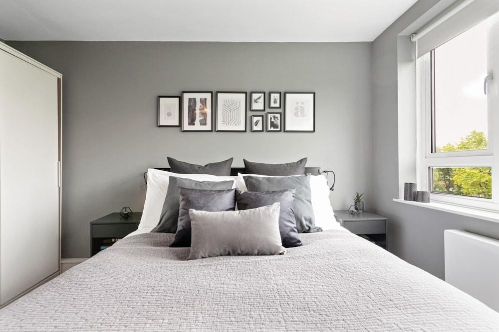 Lovely 2 Bed Apartment w Balcony nr River Thames - Tap to explore photos