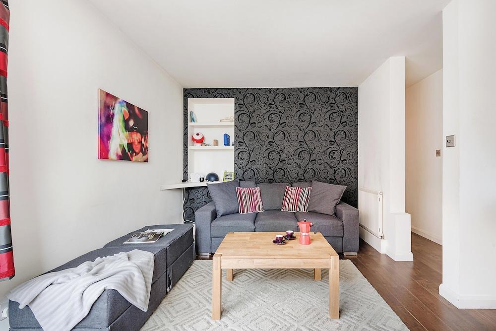 Bright and Stylish Apartment in Trendy Islington by Underthedoormat - Tap to explore photos