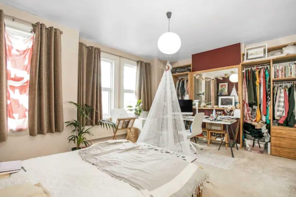 Gorgeous Refurbished 2 Bedroom Apartment With Garden - Tap to explore photos