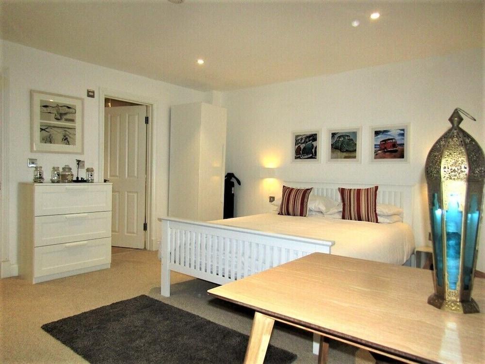 Stylish Private Double En-suite - 1 - Tap to explore photos