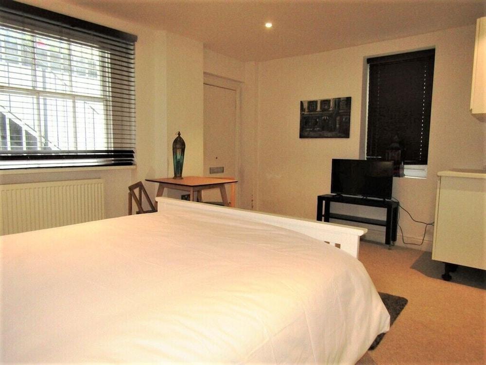 Stylish Private Double En-suite - 1 - Tap to explore photos
