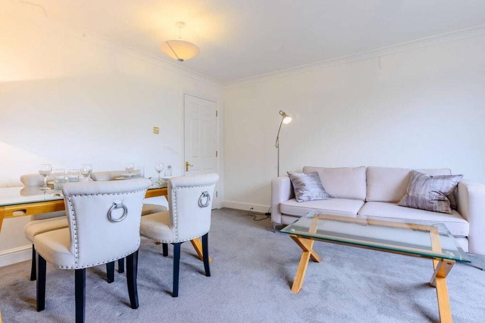 Spacious 2 Bedroom Flat in Kensington - Tap to explore photos