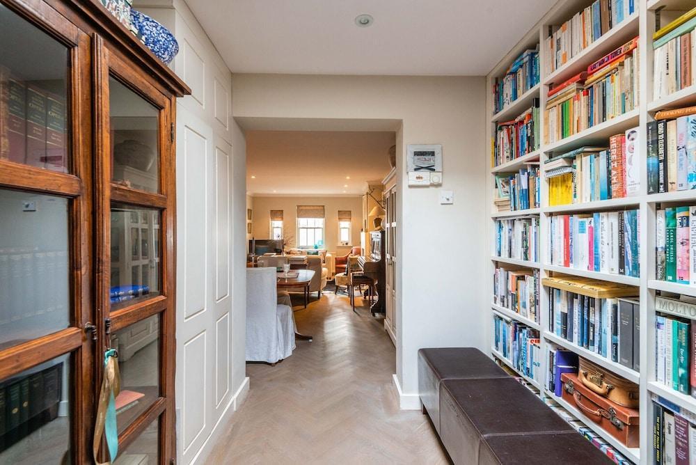 Charming Chiswick Home Near Ravenscourt Park by Underthedoormat - Tap to explore photos
