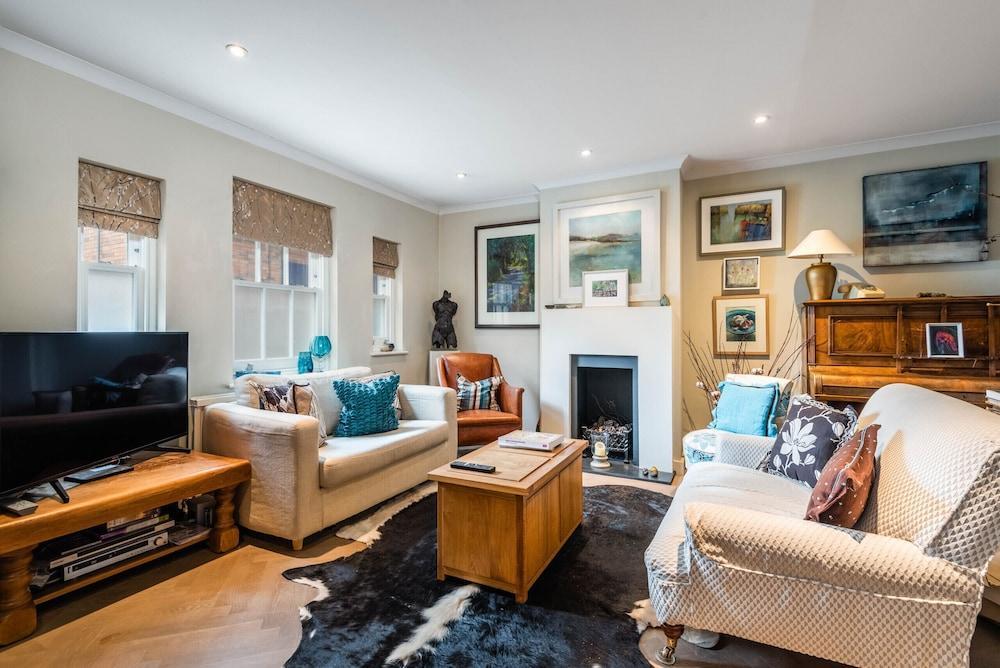 Charming Chiswick Home Near Ravenscourt Park by Underthedoormat - Tap to explore photos