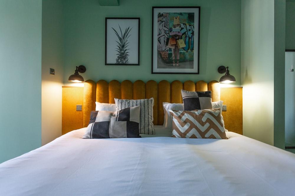 Your Apartment I Brixton - Tap to explore photos