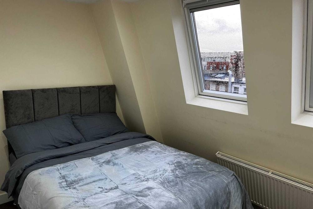 Cosy 3 Bedroom Apartment Next to the Emirates - Tap to explore photos