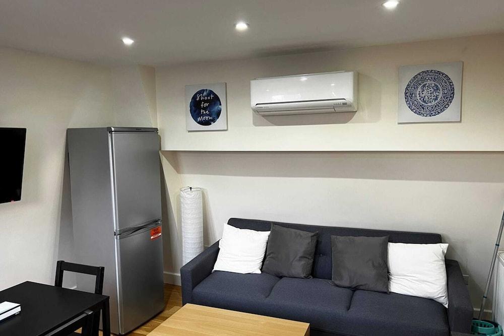Cosy 3 Bedroom Apartment Next to the Emirates - Tap to explore photos