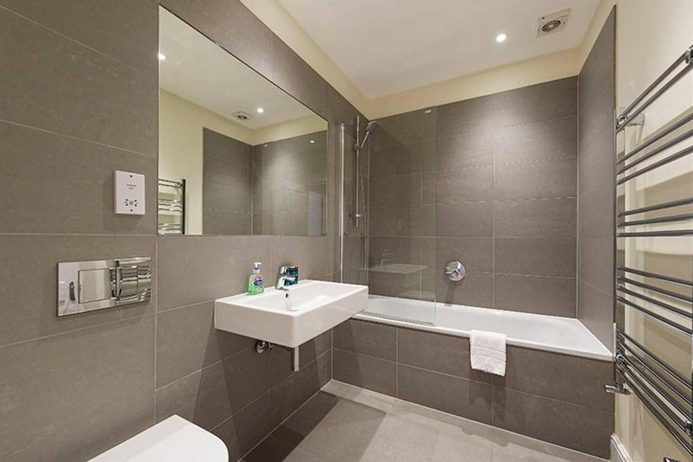 Bright Three Bedroom Apartment in Hammersmith - Tap to explore photos