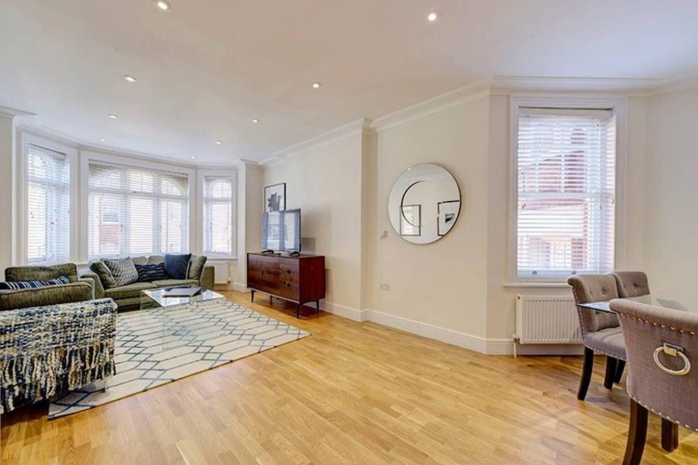 Bright Three Bedroom Apartment in Hammersmith - Tap to explore photos