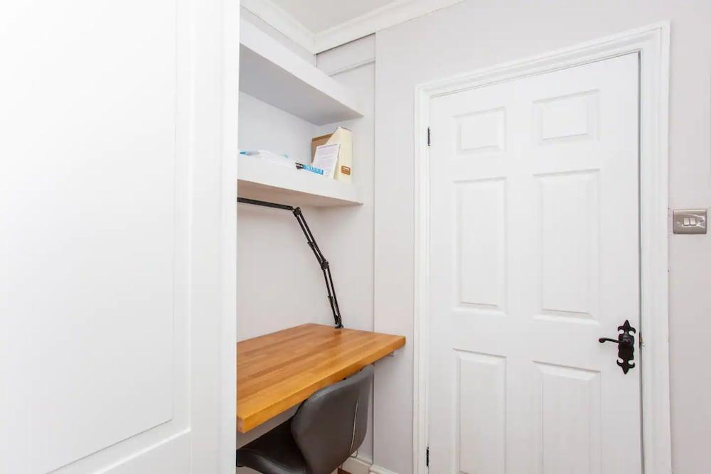 Stylish 2 Bedroom Apartment Near Regents Park - Tap to explore photos